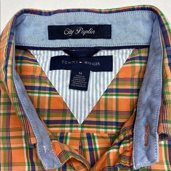 TOMMY HILFIGER Size M CASUAL BUTTON DOWN - Picture 2 of 4